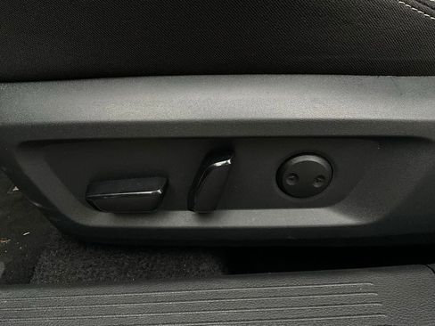 Used 2025 Nissan Rogue SV image 11