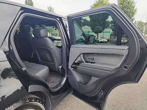 Used 2025 Land Rover Range Rover Sport SE AWD/4WD image 17