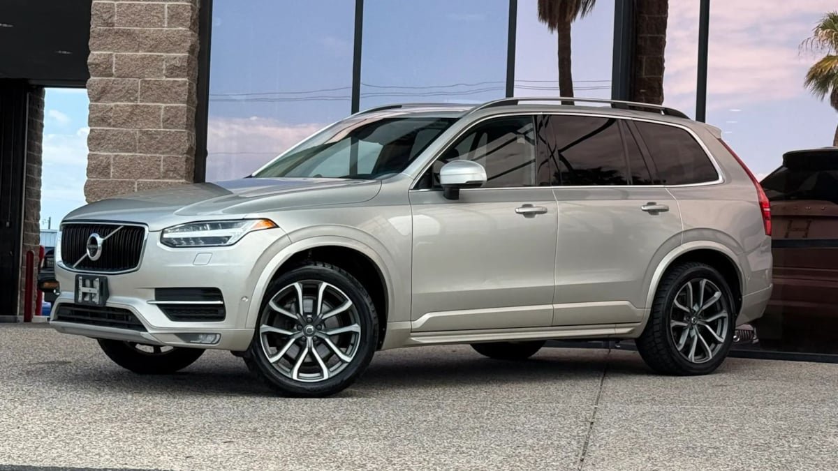 Used 2016 Volvo XC90 T6 Momentum w/ Momentum Plus Package AWD/4WD image 3