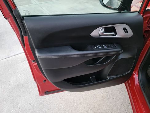 Used 2025 Chrysler Pacifica Limited FWD image 8