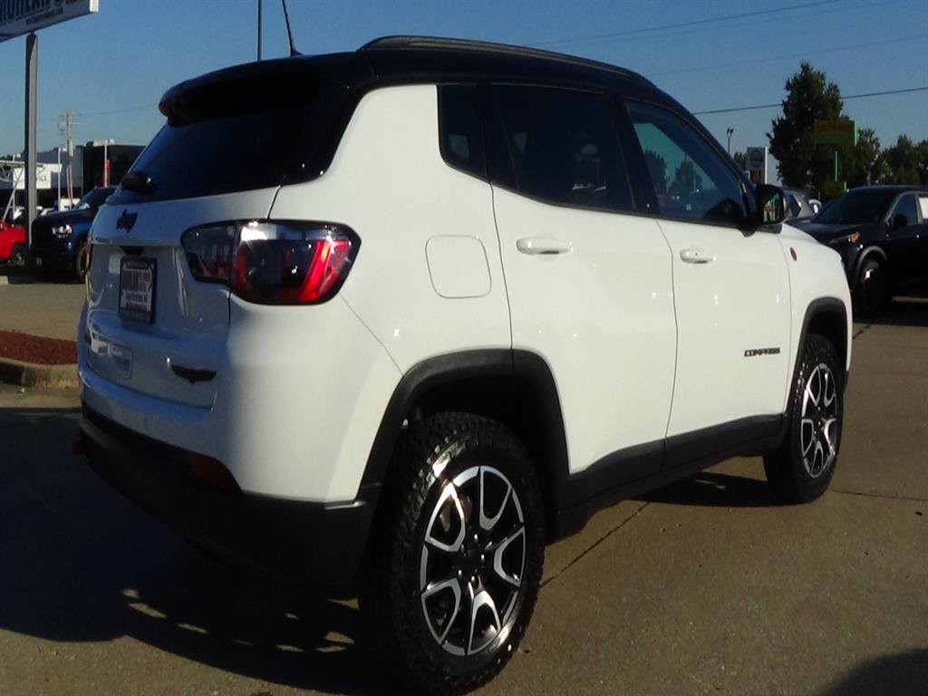 Certified 2024 Jeep Compass Trailhawk w/ Sun and Sound Group AWD/4WD image 6