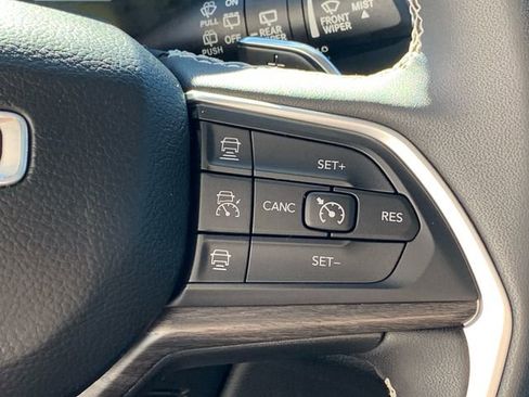 Used 2022 Jeep Grand Cherokee Limited 4xe image 32