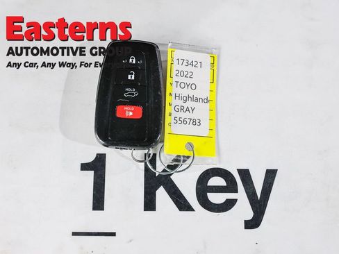 Used 2022 Toyota Highlander XLE AWD/4WD image 25
