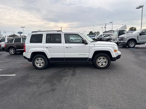 Used 2017 Jeep Patriot Sport w/ Power Value Group AWD/4WD image 4
