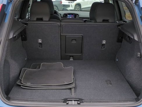 Used 2025 Volvo XC40 B5 Plus image 22
