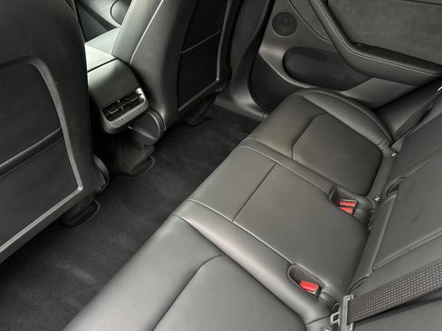 Used 2022 Tesla Model Y Long Range image 9