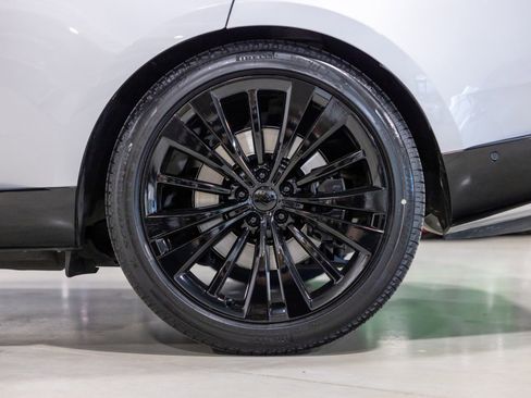 Used 2025 Land Rover Range Rover SE image 17