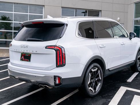 Used 2024 Kia Telluride EX w/ EX Captain's Chair Package FWD image 11