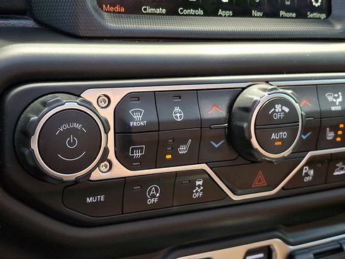 Certified 2022 Jeep Wrangler Unlimited Sahara w/ LED Lighting Group AWD/4WD image 25