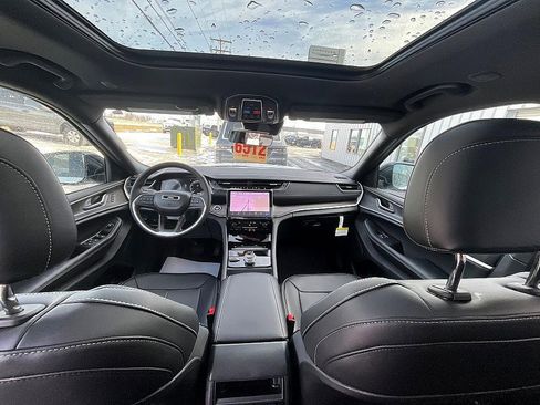 New 2025 Jeep Grand Cherokee Limited image 32