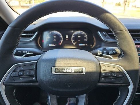 Used 2023 Jeep Grand Cherokee L Limited AWD/4WD image 18