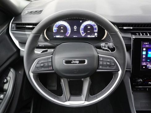 Used 2025 Jeep Grand Cherokee Laredo X w/ Luxury Tech Group I AWD/4WD image 19