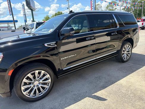 Used 2021 GMC Yukon XL Denali w/ Denali Premium Package RWD image 4