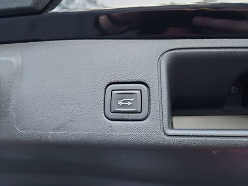 Used 2023 GMC Terrain SLT w/ Infotainment Package II image 33