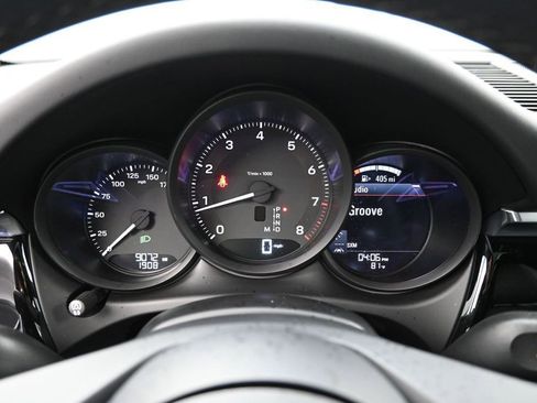 Certified 2025 Porsche Macan AWD/4WD image 12