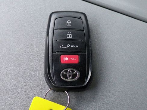 Used 2024 Toyota Highlander XLE image 34