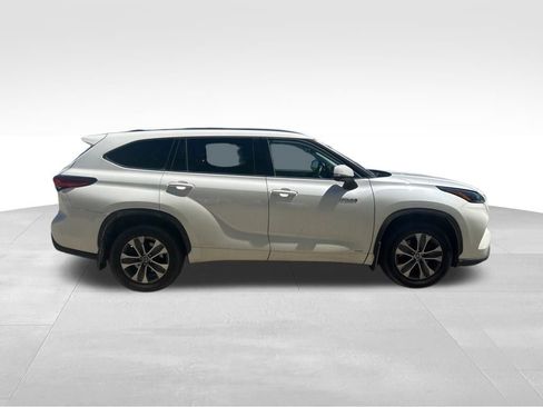 Used 2021 Toyota Highlander XLE AWD/4WD image 7