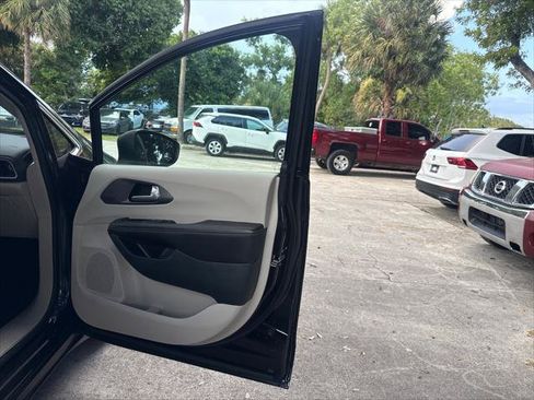Used 2023 Chrysler Pacifica Touring-L FWD image 16