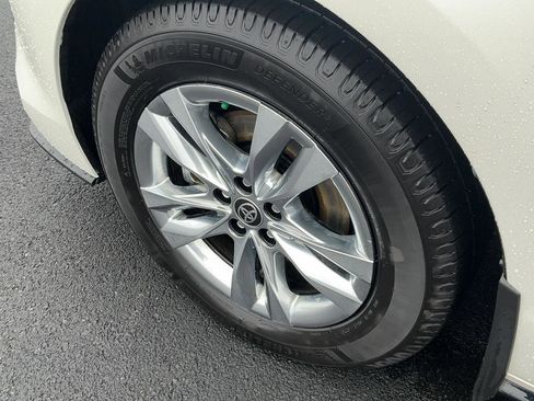 Used 2021 Toyota Sienna Limited image 11