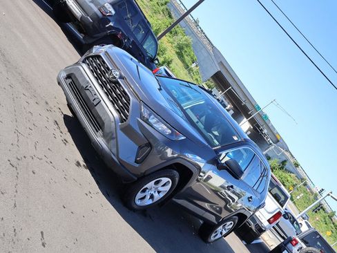 Used 2021 Toyota RAV4 LE AWD/4WD image 3