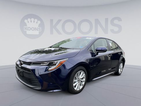 Used 2023 Toyota Corolla LE w/ LE Convenience Package FWD image 1
