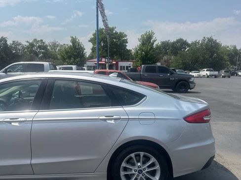 Used 2019 Ford Fusion SE FWD image 18