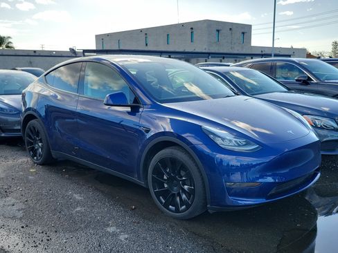 Used 2023 Tesla Model Y Long Range image 1
