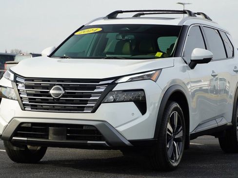 Used 2024 Nissan Rogue SL w/ SL Premium Package image 9