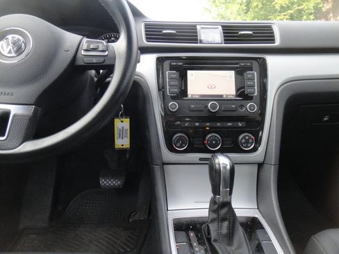Used 2013 Volkswagen Passat 2.5 SE FWD image 12