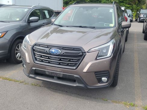 Used 2022 Subaru Forester Premium AWD/4WD image 2