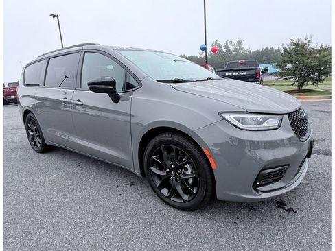 Used 2025 Chrysler Pacifica Limited FWD image 2