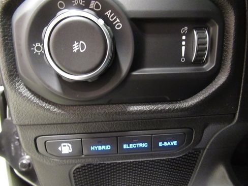 Used 2024 Jeep Wrangler Unlimited AWD/4WD image 20