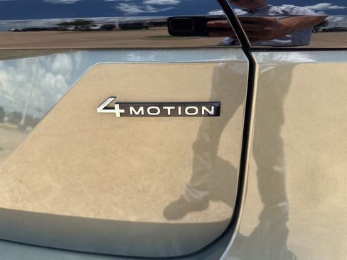 Used 2024 Volkswagen Atlas Peak Edition SE AWD/4WD image 10