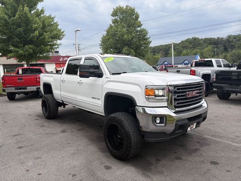 Used 2017 GMC Sierra 2500 SLE w/ HD SLE Preferred Plus Package AWD/4WD image 4