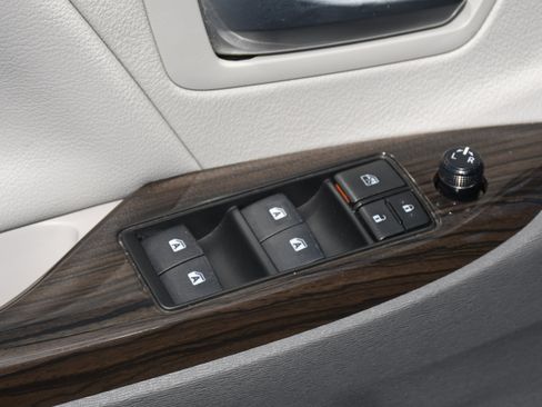 Used 2020 Toyota Sienna XLE image 11