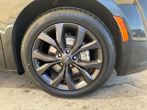 Used 2020 Chrysler Pacifica Touring w/ S Appearance Package FWD image 11