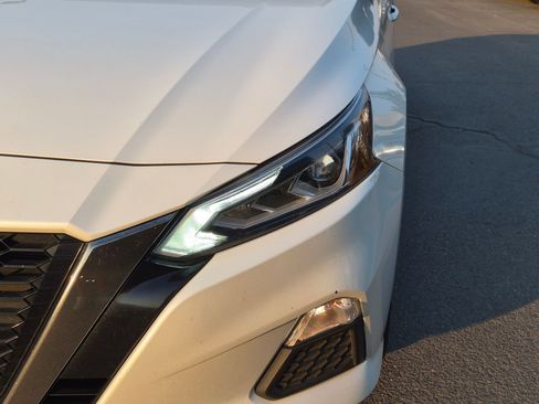 Used 2020 Nissan Altima 2.5 SR FWD image 12