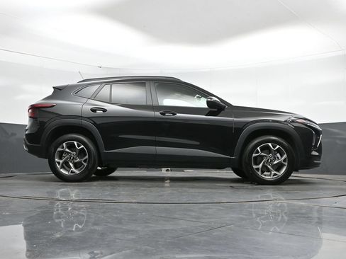 Used 2025 Chevrolet Trax LT FWD image 41