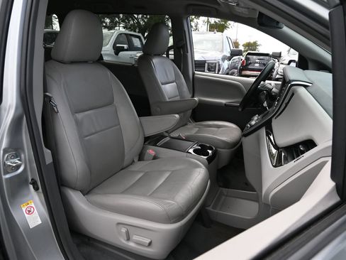 Used 2019 Toyota Sienna XLE FWD image 22