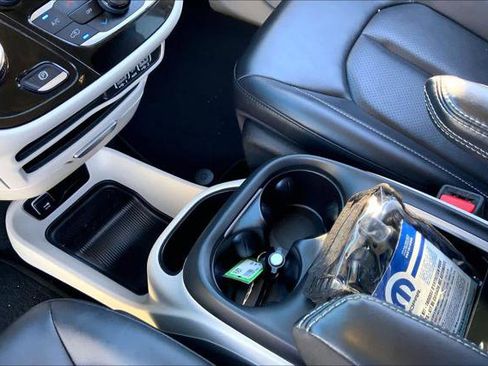 Certified 2024 Chrysler Pacifica Touring-L image 14