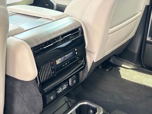 Used 2023 Jeep Wagoneer Series II w/ Convenience Group I AWD/4WD image 17