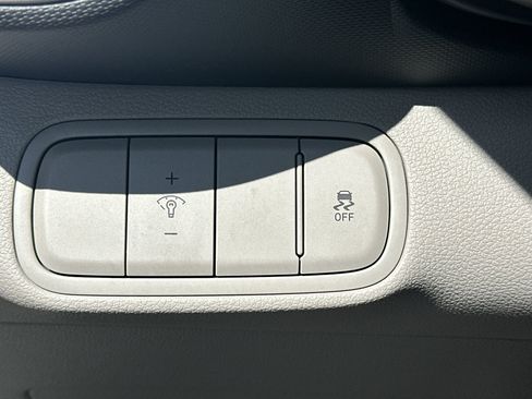 Used 2025 Hyundai Venue SEL FWD image 23
