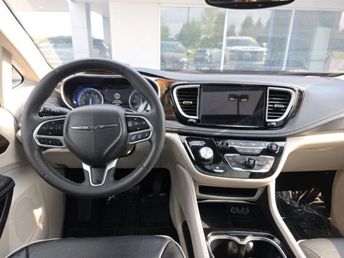 Used 2023 Chrysler Pacifica Limited FWD image 11