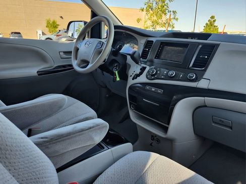 Used 2012 Toyota Sienna LE w/ Towing Pkg FWD image 30
