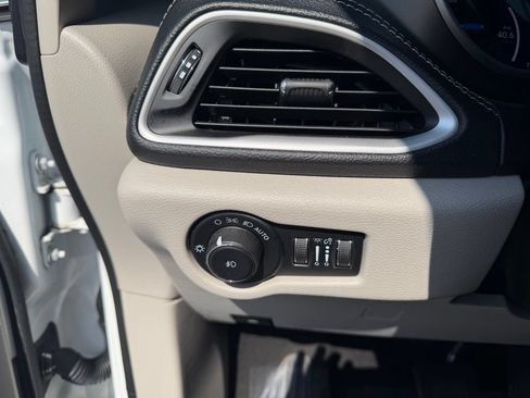 Used 2023 Chrysler Pacifica Touring-L FWD image 18