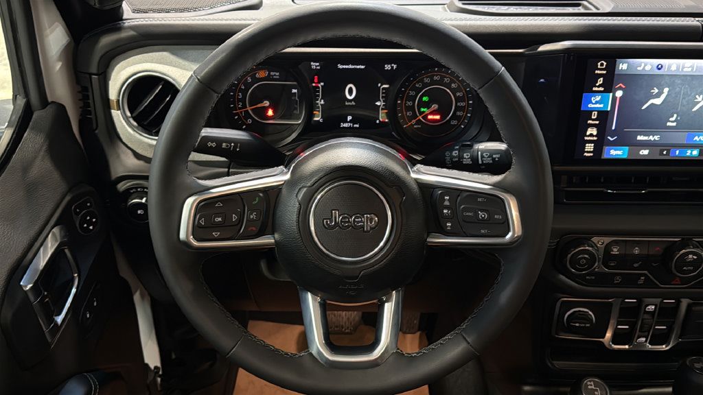 Used 2025 Jeep Wrangler Unlimited Sahara AWD/4WD image 17