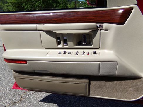 Used 1996 Cadillac De Ville Sedan FWD image 54
