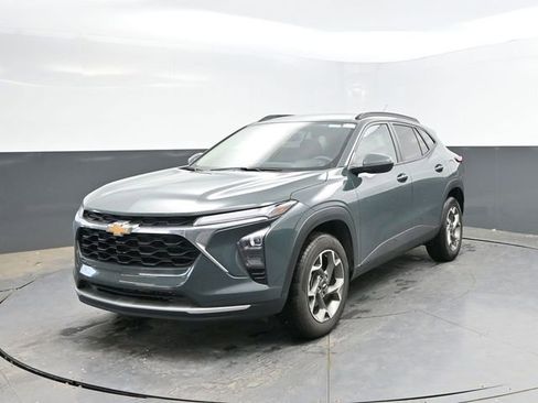Used 2025 Chevrolet Trax LT FWD image 6