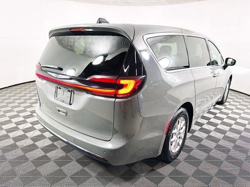Used 2023 Chrysler Pacifica Touring-L image 3