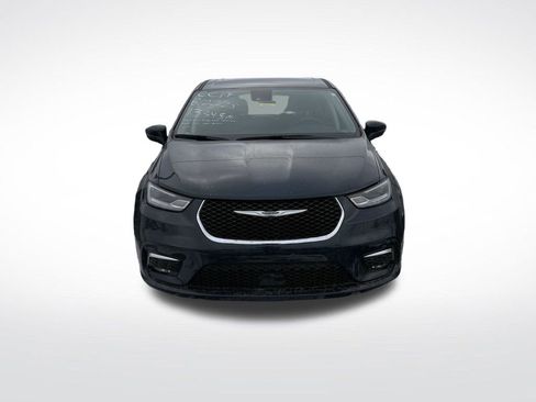 Used 2023 Chrysler Pacifica Touring-L image 3